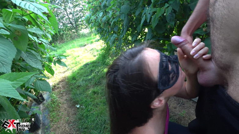 Extreme Tina: Avsugning på Strawberry Farm med sperma i munnen