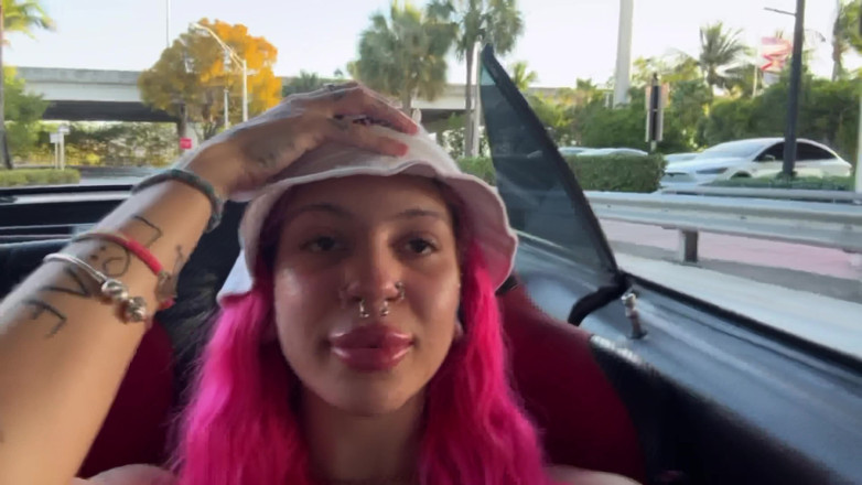 Nali Marie: Town Slut mostra peitos em regalia em conversível na estrada