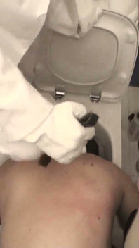 Un cuplu obraznic se distrează cu sclavul lor