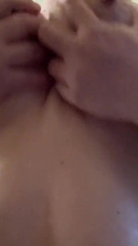 Bbwbootyful frotando aceite de bebé en mis tetas apretando retorciendo mis pezones