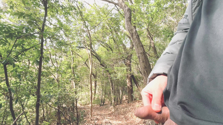 hueikun: A Boy with a Small Foreskin Pees a Huge Stream...