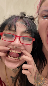 Baculaté dívky hloupé tváře, sliny, ústa, jazyk a zuby fetiš