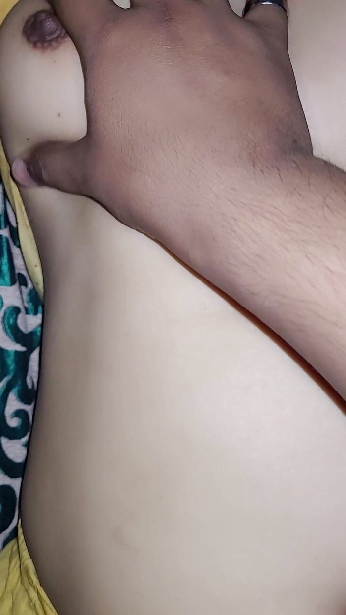 Roobi sharma: 你把鸡巴的快乐给了一个德西阿姨