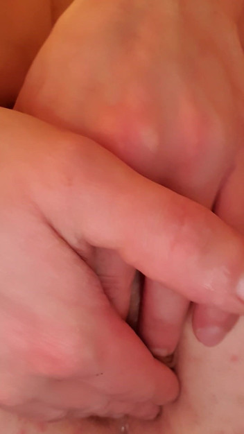 Timmyboy: Otworzył tyłek fioletowym dildem i włożył własnego penisa w tyłek