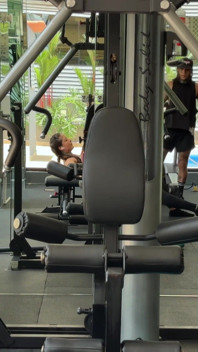 Spor salonunda terli, güçlü bir adam binadaki bir komşusunun onu daha sonra sikebilmesi için yarağını koklamasını istiyor