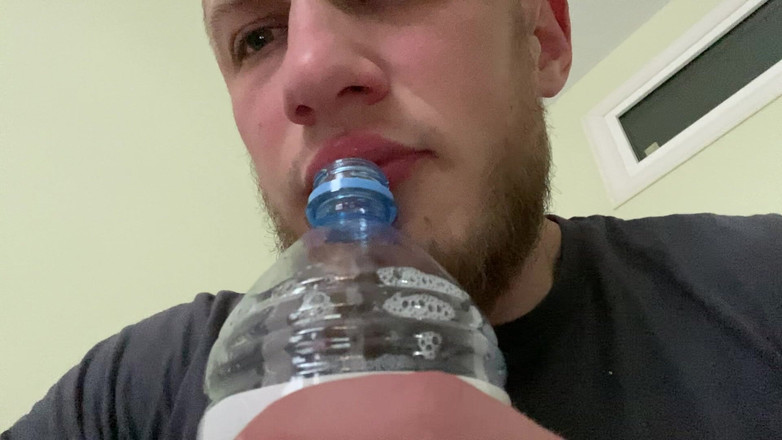 Hunky time: Alpha Riempie Una Bottiglia Con La Sua Saliva