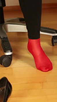Vớ đỏ & stiletto footplay dưới quần legging