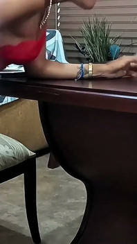Bycie z tobą w domu to świetna zabawa. Mam nadzieję, że mój chłopak nigdy nie dowie się, co robimy