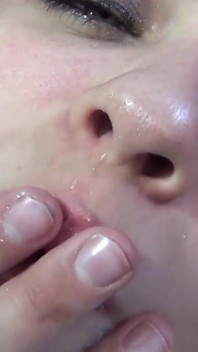 Todo en mi cara, escena 2: rubia cachonda Lia Lor le encanta tragar una buena polla y salivar hasta que se corra