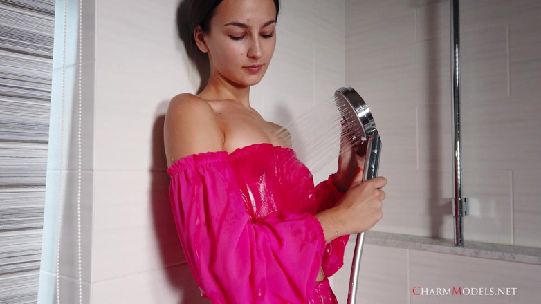 CharmModels: 穿着透明连衣裙的Anna的淋浴梦想