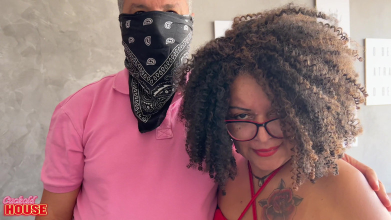 CuckoldHouse: Чоловік-рогоносець ділиться своєю зрілою дружиною з двома молодими, вірульними чоловіками