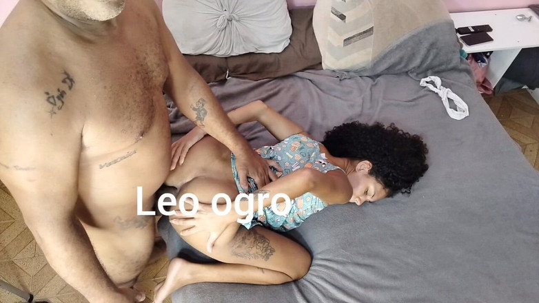 LeoOgro: Stiefvader is bereid zijn stiefdochter alles te geven wat ze...