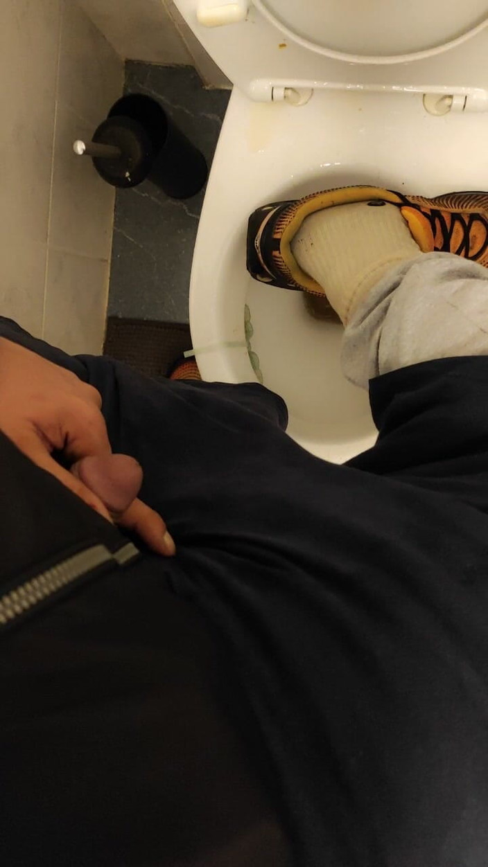 SmokedAlloy2: Dirtyjunkbro dans des toilettes pleines de pisse, chaussettes puantes et...