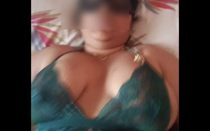 Black &amp; white desicat: Soție bengaleză Visaakaa purtând lenjerie verde sexy și face sex dur