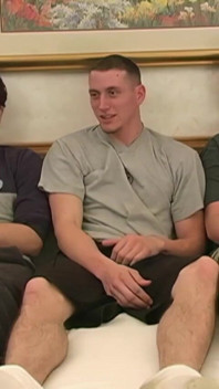 Мальчики дрочит по кругу - задница!