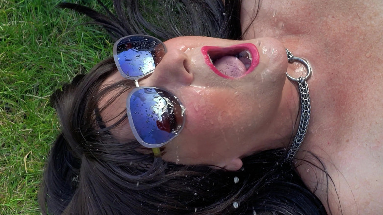 ithastopeefun: Gros plan, une bouche remplie de pisse - Ithastopeefun