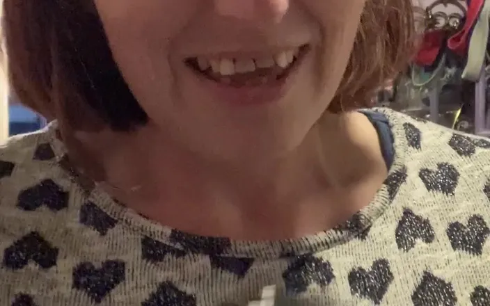MistressWriggler: Mommy Uses a Catheter to Piss Directly Onto Her Phone