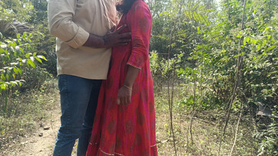 Magilmathi: जोड़े आउटडोर