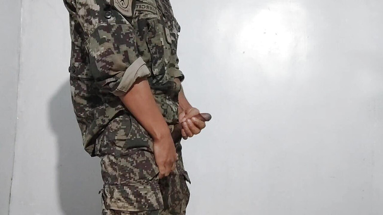 Hornyboy2058: Soldatul ejaculează în lenjeria intimă în timp ce colegii săi sunt de...