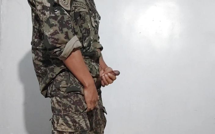 Hornyboy2058: Tentara muncrat di celana dalamnya saat rekannya berjaga