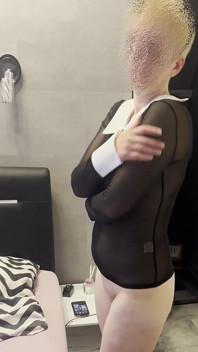 Ma Femme Posant Dans La Chambre