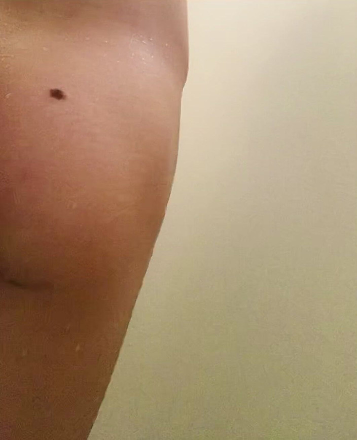 Leanor: Mông khít khao trong bồn tắm