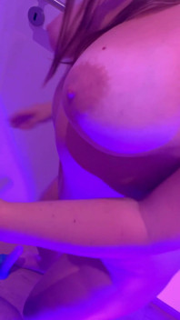 Gib mir deine sahne auf meine xxl titten!
