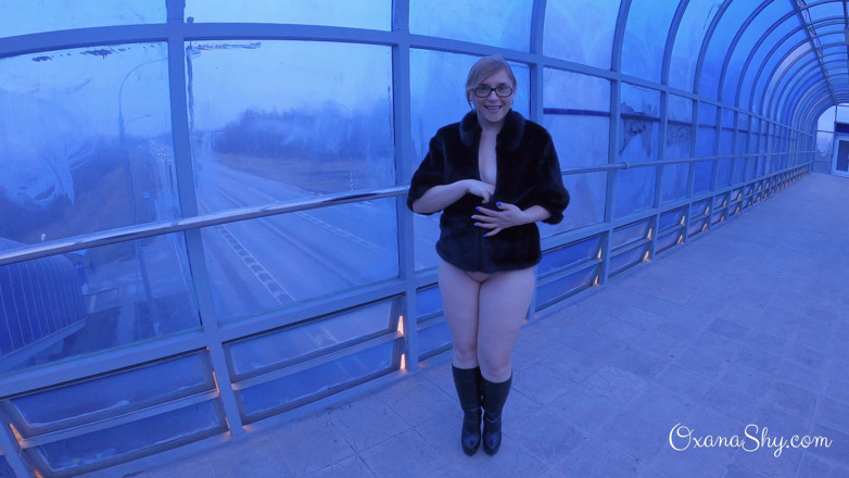 MILF Oxana: Butt plugged slut in an overpass