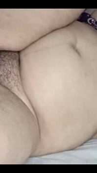 Çok ateşli desi iri güzel kadın netu parmakla çok sert sikiliyor ve Hintçe seksi inliyor