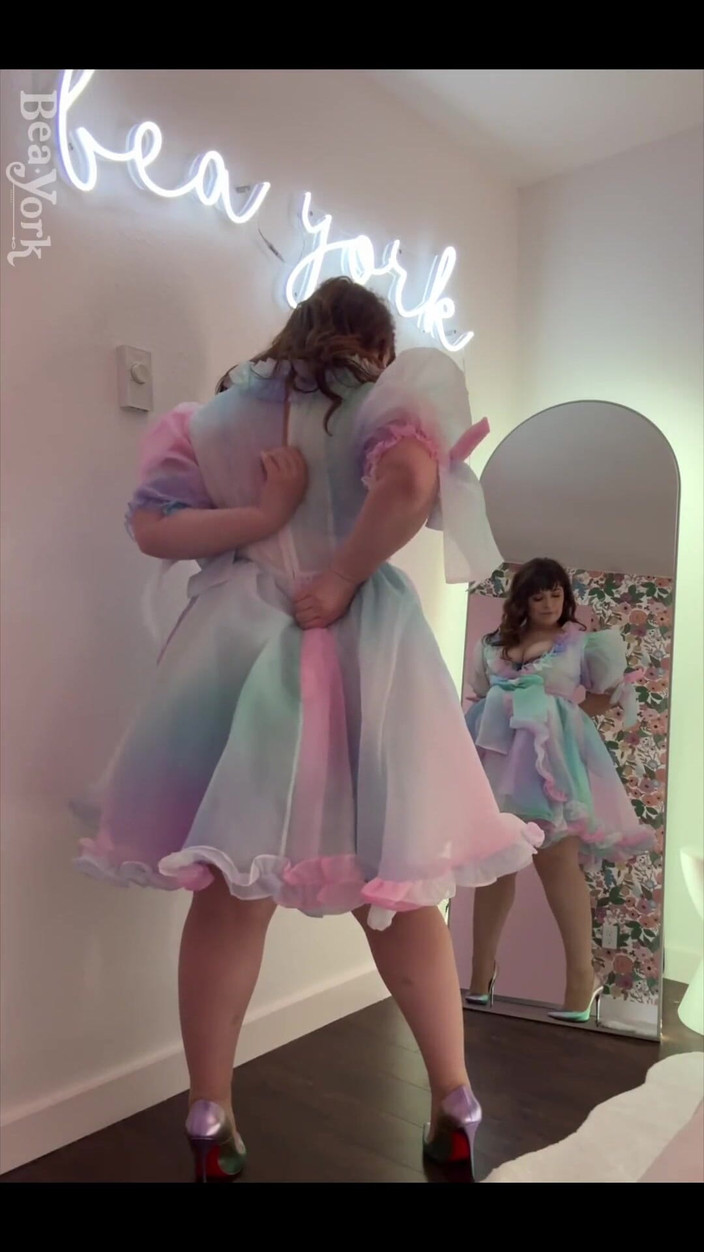 Bea York: 一日を締めくくるためのかわいい小さなストリップショーです。
