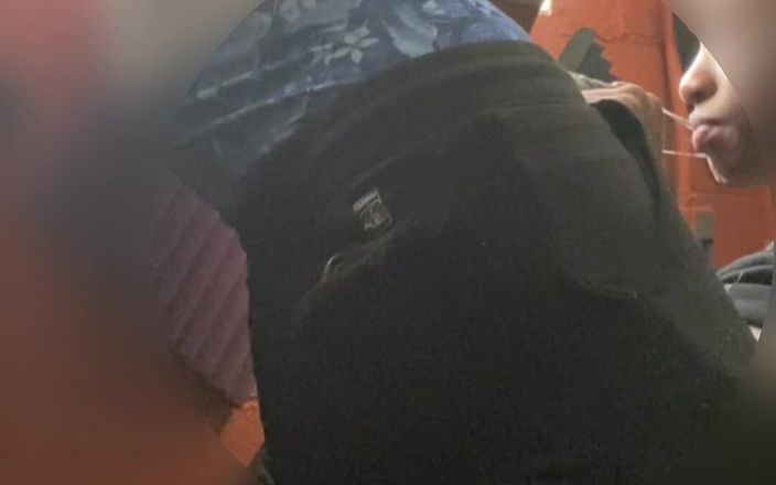Purge_her: Pacarnya hampir mergokin dia lagi nyepong kontolku. Cewek itu dengar...