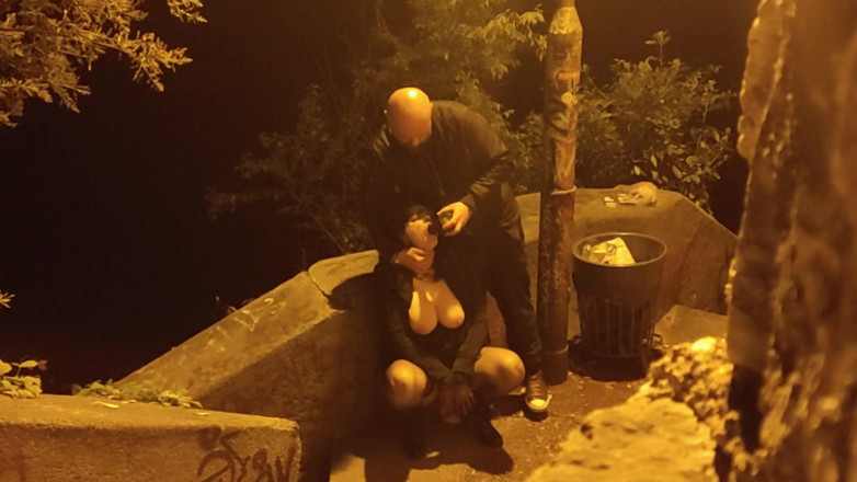 Toilet Mommy: Amateur alemán al aire libre mamada