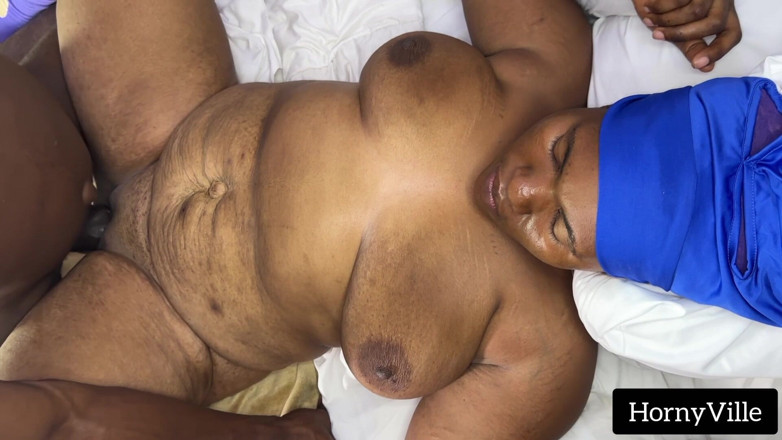 HornyVille: Un grande cazzo nero si scopa una figa grassa e...