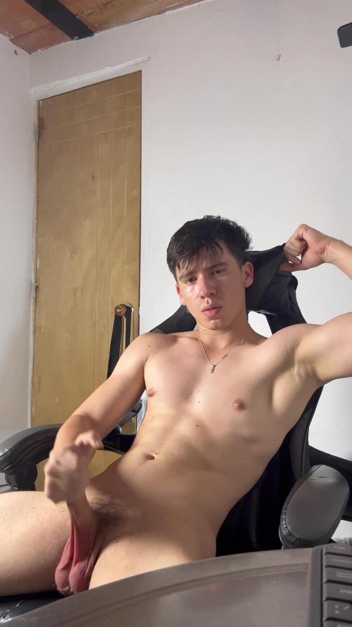 Icyhot707: Ik neem mezelf op terwijl ik masturbeer in mijn kamer