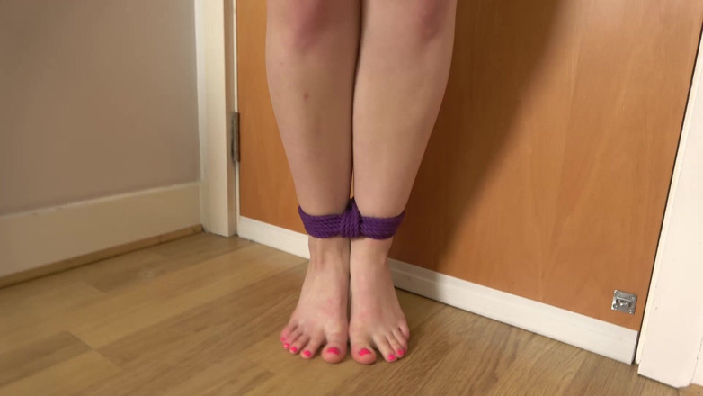 Latina Fetish: Lilmissyuk और लैटिना: हूटर परिचारिका प्रतिशोध में बंधी हुई है, क्लीवगैग्ड और लार टपका रही है! (पूर्ण)