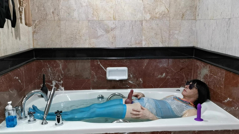 Sissy Cummy Lingerie: Erotisme dan naturalisme di hotel di Bangkok atau petang selepas...