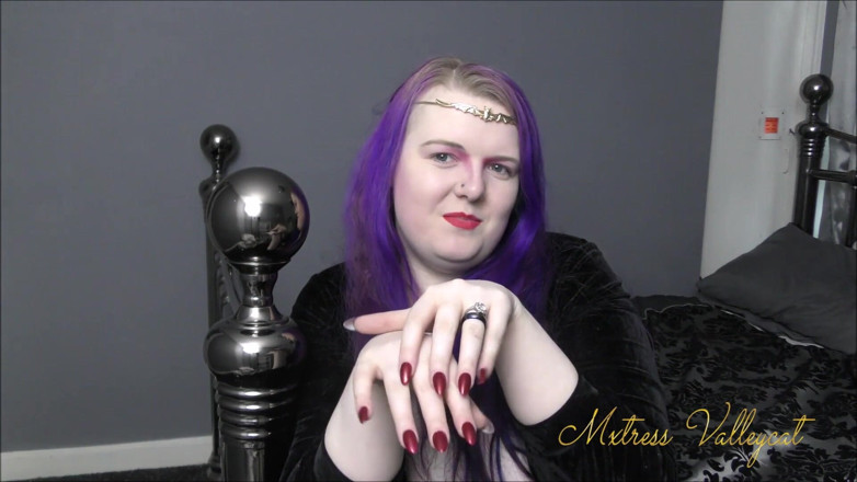 Mxtress Valleycat: Taunting you with my demonic nails