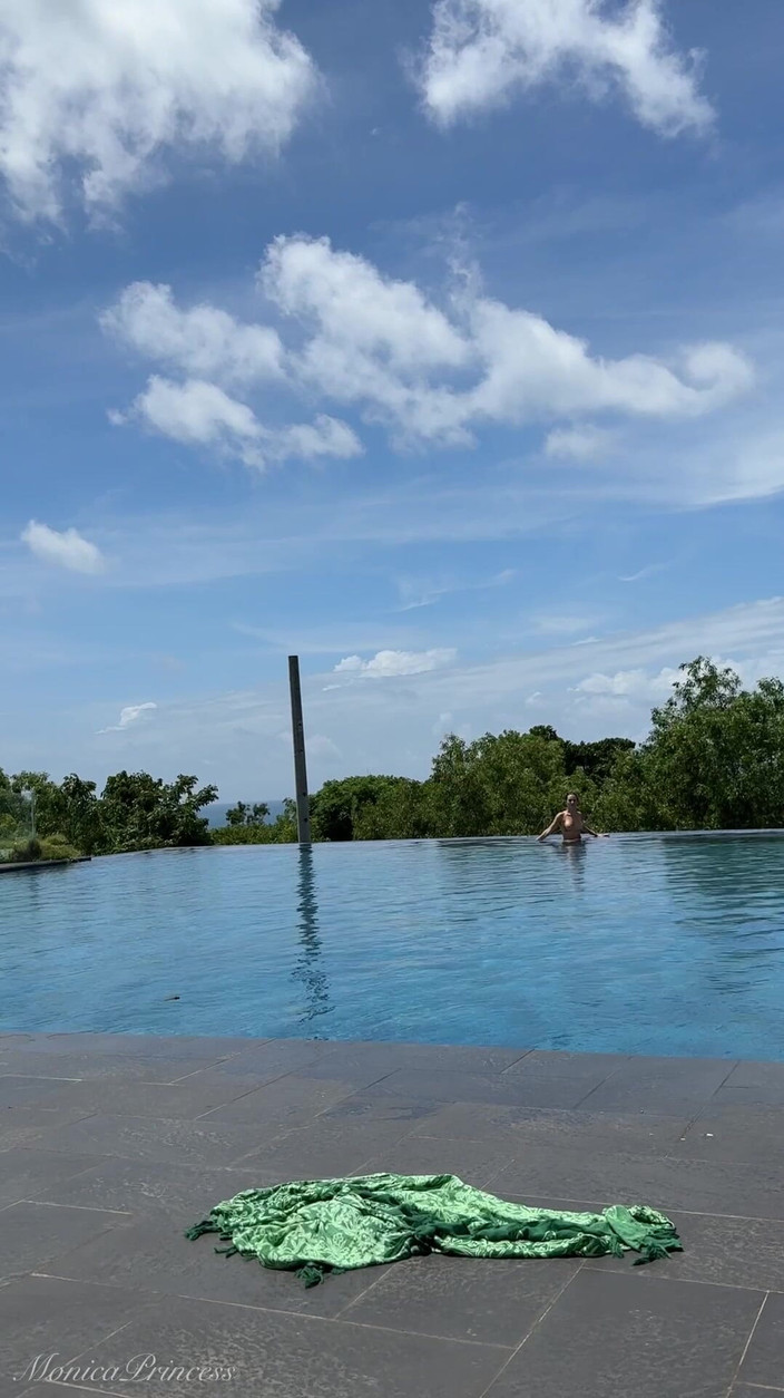 Princess Monica: Škádlení u bazénu v Mikro bikinách, Plavání