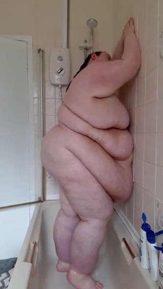 SSBBWLadyBrads: La douche trémousse de ton amie SSBBW