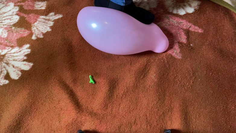 BeachBallsDuo: 100kgs tetona lucy pisotea globos en tacones altos! 2 cámaras con...