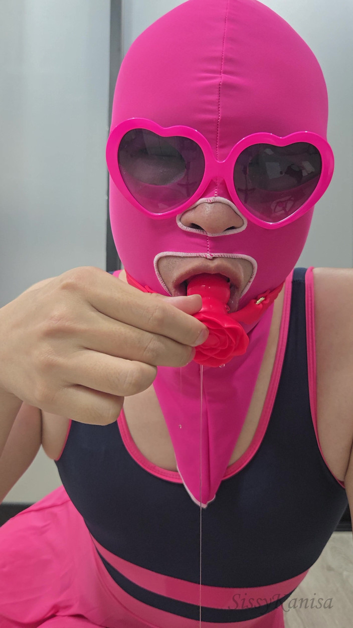 SissyKanisa: Sissy kanisa rose bocca gag dildo gola profonda