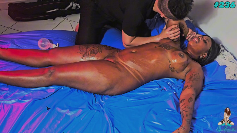 Squirting Sp: Murzynka krzyczy tak dużo, ale łóżko zrobiło się tak mokre