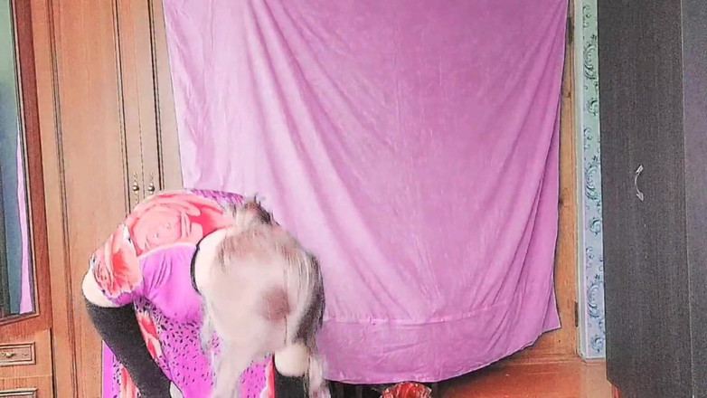 Kitty_Cross: Travestito seducente dà occhi giocosi mentre stuzzica