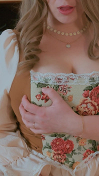 Tombul orta yaşlı seksi kadın baştan çıkarıcı kıvrımlarına baktığında buna bayılıyor