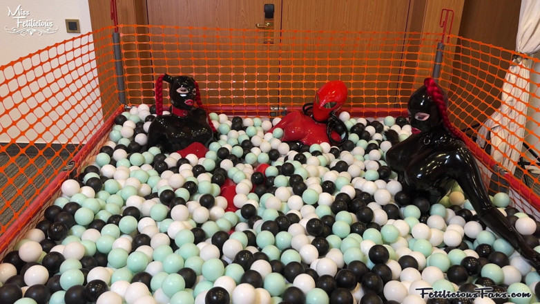 Miss_Fetilicious: De ballenbak in volledig rubber