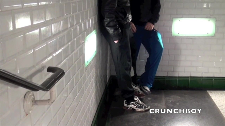 Sneaker gay: Sneaker esibizione in metropolitana !! Rischioso