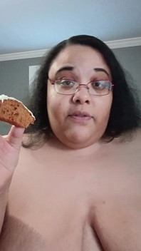 Rellenando mi cara con pastelitas mientras está desnuda