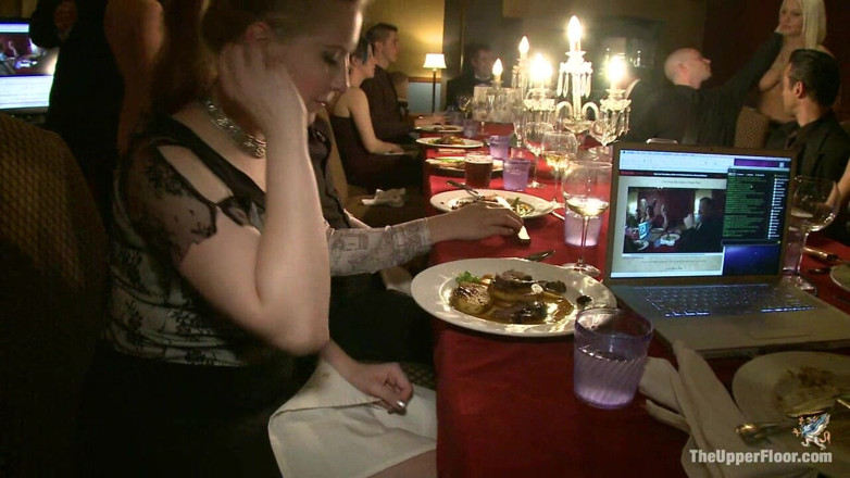 The Upper Floor by Kink: Dom의 저녁 식사 파티!