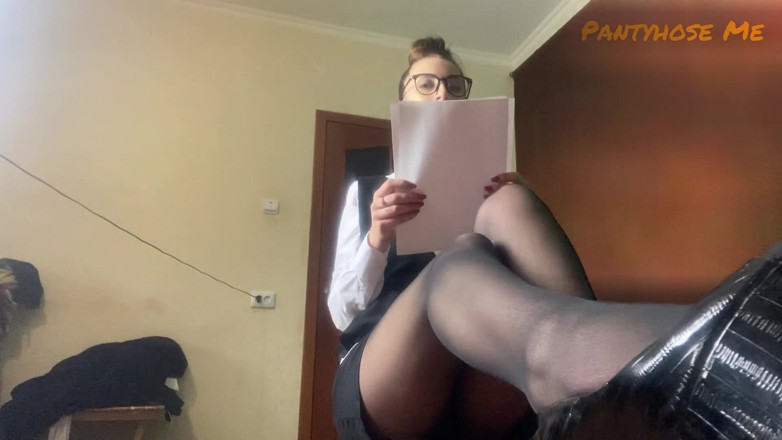Pantyhose me porn videos: Nauczycielka z college'u drażni jej nogi i stopy w czarnych...