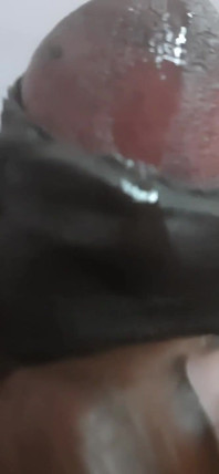 Um homem está saboreando um momento de intimidade consigo mesmo.